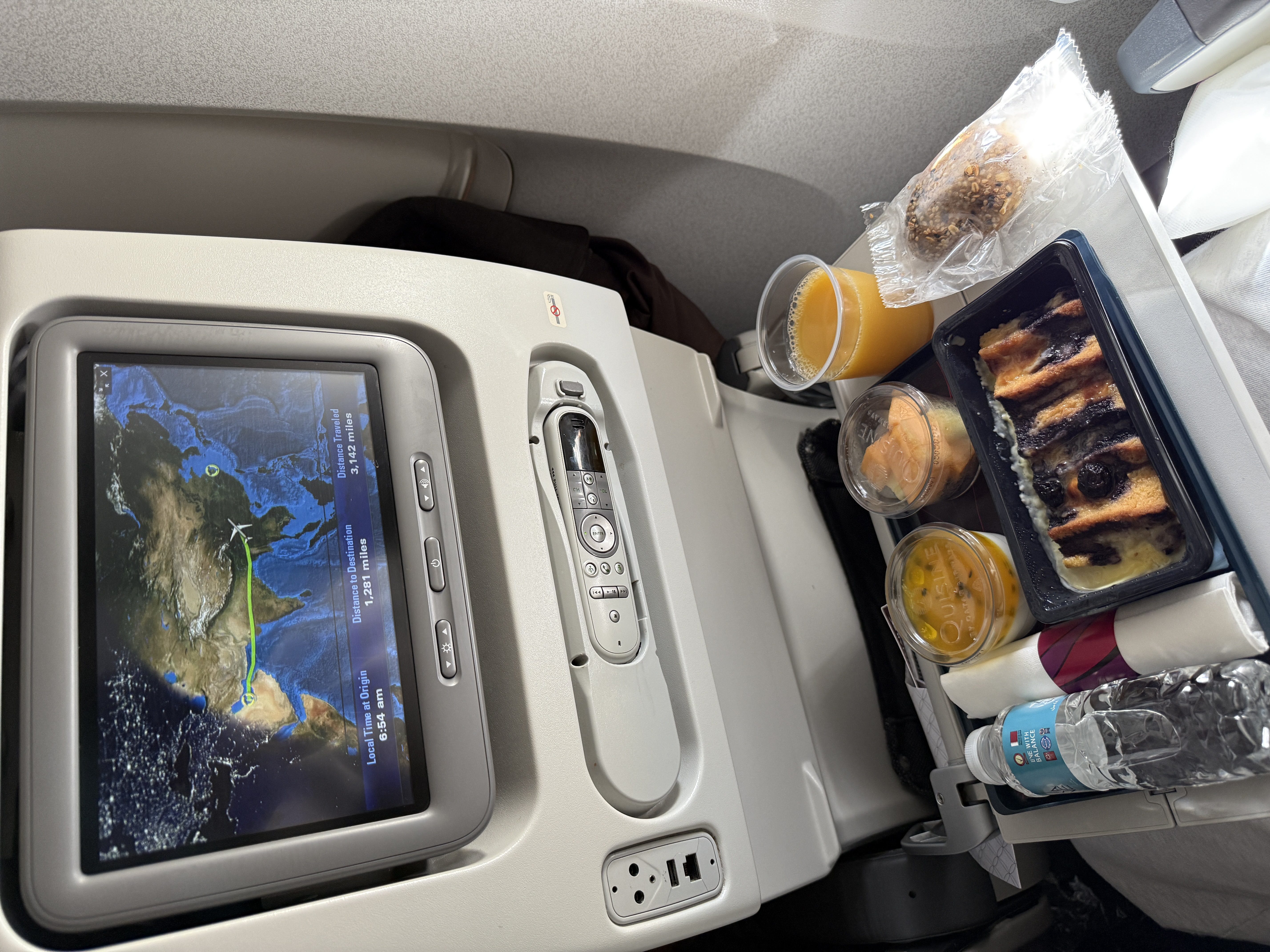 breakfast on airplane